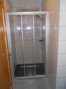シュトゥンムにあるAppartementhaus Angelikaのバスルーム(ガラスドア付きのシャワー付)