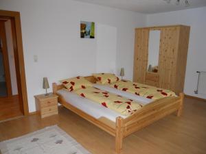 Ein Bett oder Betten in einem Zimmer der Unterkunft Appartementhaus Angelika
