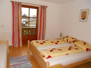 2 camas individuales en una habitación con ventana en Appartementhaus Angelika, en Stumm