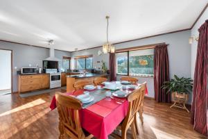 Η κουζίνα ή μικρή κουζίνα στο Courtside Quarters - Waihi Beach Holiday Home