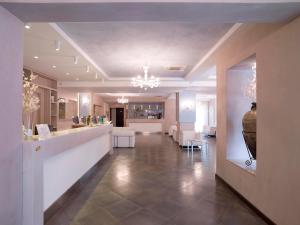 a lobby with a counter with a vase on it at Il Castagneto Hotel in Melfi