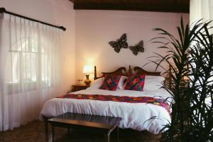 a bedroom with a bed with butterflies on the wall at Hacienda Escondida 10min to Airport in Alajuela