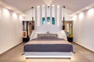 Abasa Suites في فيرا: غرفة نوم مع سرير أبيض كبير في غرفة