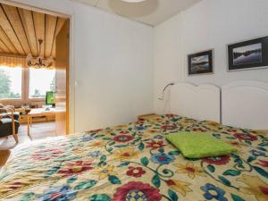 una camera da letto con un letto con un copriletto colorato di Holiday Home Solgläntan by Interhome a Alskat