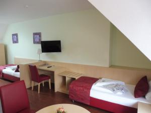 Säng eller sängar i ett rum på Hotel Gasthof zum Engel - Gästehaus