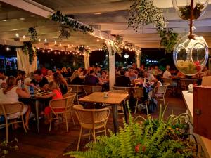 Restoranas ar kita vieta pavalgyti apgyvendinimo įstaigoje Rey beach Club