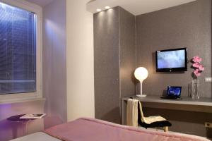 una camera da letto con un letto e una scrivania con un computer portatile di St. Peter Guest House a Roma