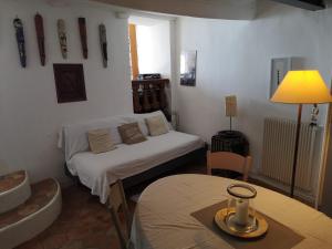 Habitación con 2 camas y mesa con lámpara. en Dans village médiéval piétonnier, Suite exécutive vue mer exceptionnelle, en Roquebrune-Cap-Martin