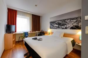 Postel nebo postele na pokoji v ubytování ibis Hotel Hannover Medical Park
