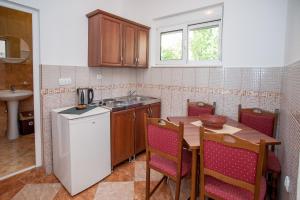 A kitchen or kitchenette at Apartments Onyx