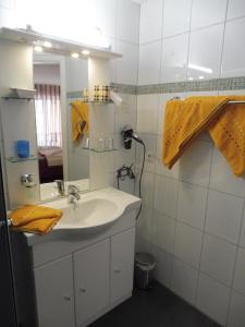 Koupelna v ubytování Hotel Gasthof zum Engel - Gästehaus + 25 fotografií