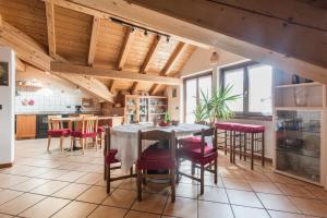 StenicoにあるCasa La Guardaのキッチン(テーブル、椅子付)