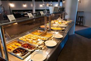 een buffet lijn met veel verschillende soorten eten bij Hotel Kivitasku in Kaarina