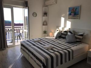 1 dormitorio con 1 cama y vistas a un balcón en Villa Bingo en Cavtat