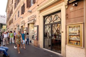 un grupo de personas caminando por una calle en Sweet Vatican, en Roma