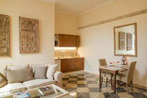 sala de estar con sofá y mesa en La Vista de Medina Studios & Apartments, en Medina Sidonia