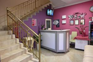 ウージュホロドにあるHotel " BOUTIQUE "の紫の壁と階段のある部屋