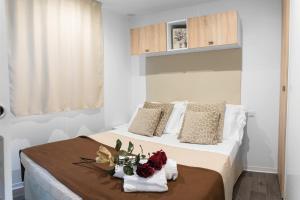 een slaapkamer met een bed met bloemen erop bij Internazionale - Family Village in Sottomarina