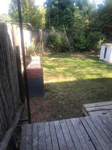a backyard with a yard with a fence and a yard at pequeña casa completa en el pinar in El Pinar