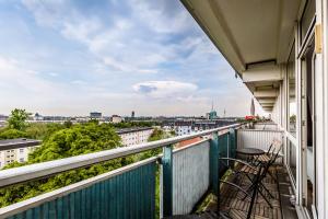 balcone con sedie e vista sulla città di Cologne Fair Apartment with Cathedral View a Colonia