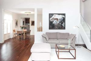 un salon avec un canapé et une table dans l'établissement Landhaus Gernitz, à Seedorf 19 autres photos