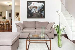 un salon avec un canapé et une table dans l'établissement Landhaus Gernitz, à Seedorf