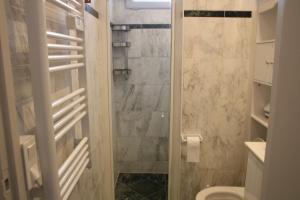 un bagno con wc e doccia in vetro di COSY HOME APPART entre Paris et Disney Land a Fontenay-sous-Bois