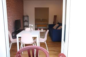 un soggiorno con tavolo e sedie bianchi di COSY HOME APPART entre Paris et Disney Land a Fontenay-sous-Bois