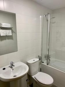 Ein Badezimmer in der Unterkunft Apartamentos Maladeta