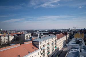 z góry widok na miasto z budynkami w obiekcie Simm's Hotel - cityhotel next to Metro U3 w Wiedniu