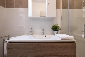 un bagno con un lavandino bianco e una doccia di Opera & expo Verona - Tosca a Verona