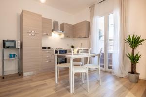 una cucina con un tavolo e sedie in una stanza di Opera & expo Verona - Tosca a Verona Altre 5 foto