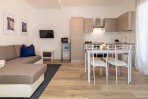 un soggiorno e una cucina con tavolo e sedie di Opera & expo Verona - Tosca a Verona