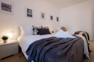 una camera da letto con un letto grande con una coperta sopra di Opera & expo Verona - Tosca a Verona