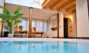 uma grande piscina num quarto de hotel em Die Kronacher Stadthotels em Kronach