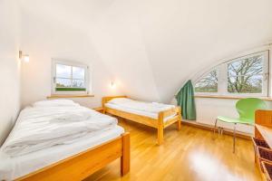 - une chambre avec 2 lits et une fenêtre dans l'établissement Natourlust Preetz - Die große Grüne, à Burtevitz