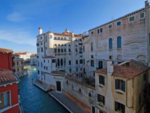 un gruppo di edifici accanto a un corpo idrico di CA GRIMANI stunning view and comfort a Venezia