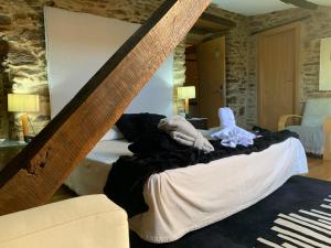 1 dormitorio con 1 cama grande en Posada Real La Carteria en Puebla de Sanabria