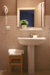 y baño con lavabo y espejo. en Ankon Hotel, en Ancona