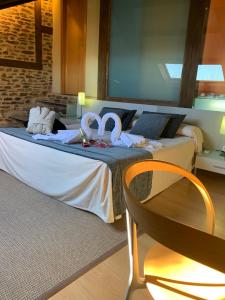 una camera d'albergo con due cigni su un letto di Posada Real La Carteria a Puebla de Sanabria