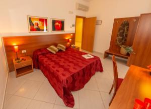 Llit o llits en una habitació de Hotel Solaria