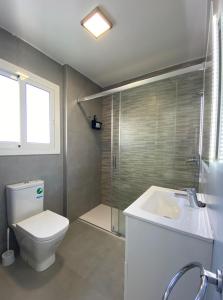 サロウにあるNautilusのバスルーム(トイレ、洗面台、シャワー付)
