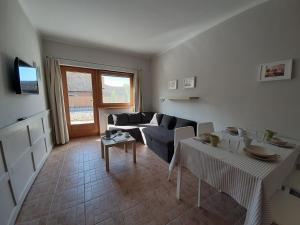 Televízia a/alebo spoločenská miestnosť v ubytovaní Família Apartmanház