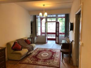 un soggiorno con un divano e un tavolo di El Requexu de Rales a Rales