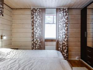Una cama o camas en una habitación de Holiday Home Kamula by Interhome