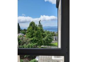 d'une fenêtre offrant une vue sur l'océan. dans l'établissement Departamento en el centro de Bariloche bb, à San Carlos de Bariloche