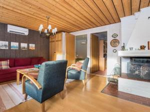 un soggiorno con un divano e un tavolo di Holiday Home Solgläntan by Interhome a Alskat