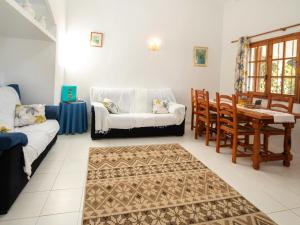 sala de estar con sofá, mesa y sillas en Holiday Home Las Haciendas by Interhome, en Alcossebre