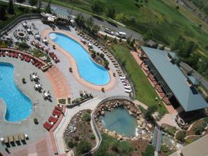 una vista aérea de una piscina en un complejo en Omni Interlocken Hotel en Broomfield