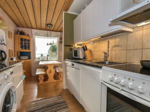 una cucina con lavello e fornello forno superiore di Holiday Home Solgläntan by Interhome a Alskat Altre 26 foto